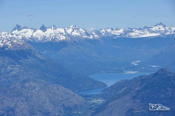 Paraglider sobrevoa linda paisagem patagôniaca no alto do Cerro Piltriquitrón, em El Bolsón, na Argentina